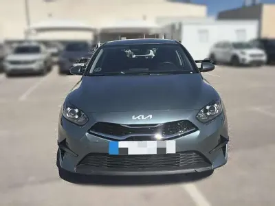 Usado Kia Ceed 101 CV (74 kW) 2025 Gris Utilitario