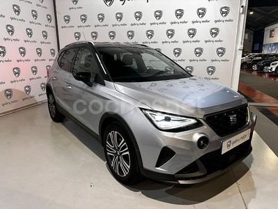 Usado Seat Arona FR 110 CV (80 kW) 2023 Gris / plata SUV