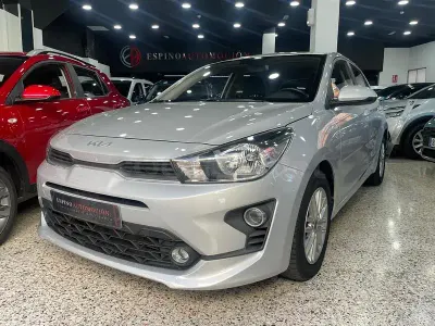 Usado Kia Rio 84 CV (61 kW) 2023 Gris / plata Berlina