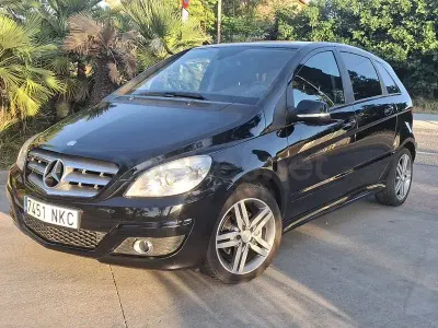 Usado Mercedes B180 109 CV (80 kW) 2011 Negro Utilitario