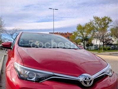 Usado Toyota Auris Active 116 CV (85 kW) 2016 Rojo Berlina