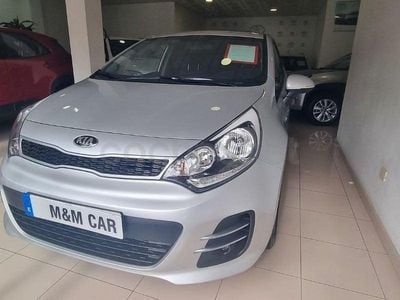 Usado Kia Rio 109 CV (80 kW) 2015 Gris / plata Berlina
