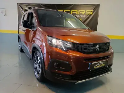 Usado Peugeot Rifter Active 130 CV (95 kW) 2021 Granate Monovolumen