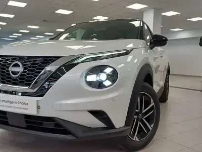 Usado Nissan Juke N-Connecta 114 CV (83 kW) 2025 Lunar white (metalizado) techo SUV
