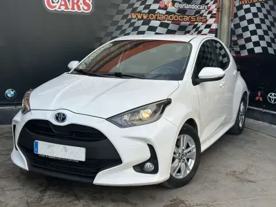 Usado Toyota Yaris Active 116 CV (85 kW) 2021 Blanco Utilitario
