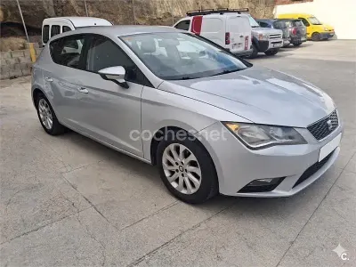 Usado Seat Leon Reference 105 CV (77 kW) 2014 Gris / plata Berlina