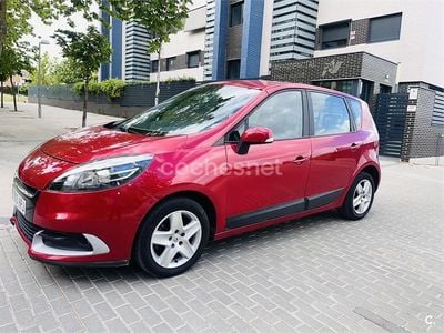 Begagnad Renault Scénic III Expression 95 HK (69 kW) 2013 Röd Minibuss