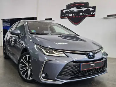 Usado Toyota Corolla Eco 140 CV (102 kW) 2024 Gris / plata Berlina