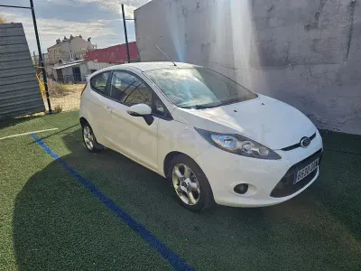 Usado Ford Fiesta Trend 68 CV (50 kW) 2009 Blanco Berlina