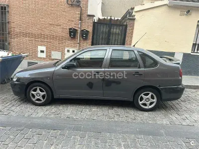 Usado Seat Cordoba Stella 75 CV (55 kW) 2002 Gris / plata Berlina