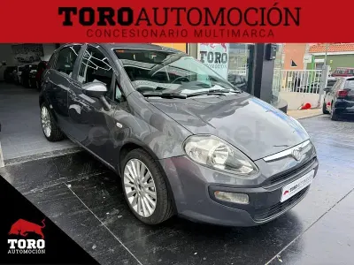 Usado Fiat Punto Pop 77 CV (56 kW) 2014 Gris / plata Utilitario