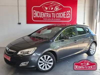 Usado Opel Astra Cosmo 115 CV (84 kW) 2010 Gris / plata Berlina