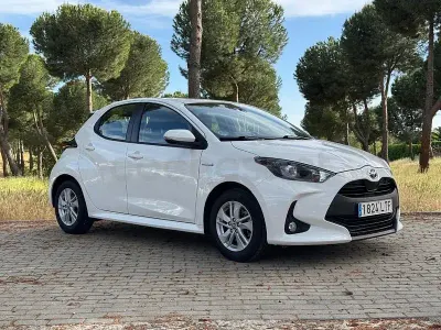 Usado Toyota Yaris Hybrid Business Edition 116 CV (85 kW) 2022 Blanco Berlina