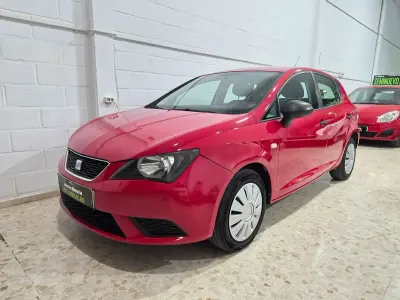 Usado Seat Ibiza Reference 70 CV (51 kW) 2013 Rojo Berlina