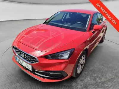 Usado Seat Leon Reference 115 CV (84 kW) 2021 Rojo Berlina