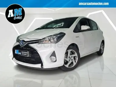 Usado Toyota Yaris Hybrid Active 100 CV (73 kW) 2020 Blanco Berlina