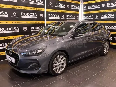 Usado Hyundai i30 136 CV (100 kW) 2020 Gris / plata Berlina