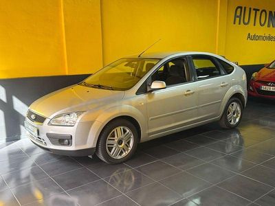 Usado Ford Focus Ghia 136 CV (100 kW) 2005 Gris / plata Berlina