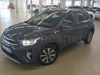 Usado Kia Stonic 100 CV (73 kW) 2022 Gris / plata SUV
