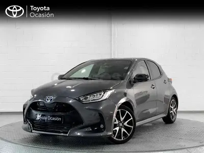 Usado Toyota Yaris Hybrid Style 116 CV (85 kW) 2022 Gris / plata Berlina