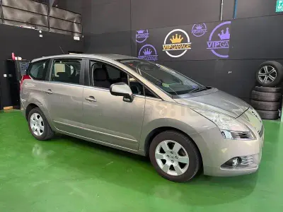Usado Peugeot 5008 Premium 150 CV (110 kW) 2010 Beige Monovolumen