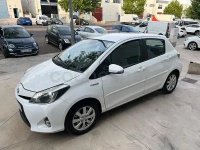 Usado Toyota Yaris Hybrid Advance 100 CV (73 kW) 2015 Blanco Berlina