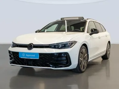 Usado VW Passat R-line 150 CV (110 kW) 2024 Blanco Familiar