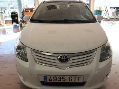 Usado Toyota Avensis Advance 150 CV (110 kW) 2011 Blanco Familiar
