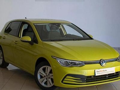 Usado VW Golf VIII Life 131 CV (96 kW) 2020 Verde lima Berlina