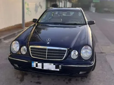 Usado Mercedes E240 Elegance 170 CV (125 kW) 2001 Azul Berlina