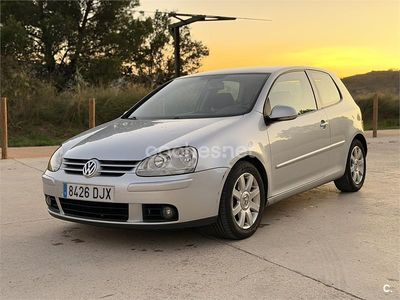 Usado VW Golf IV Highline 140 CV (102 kW) 2005 Gris / plata Berlina