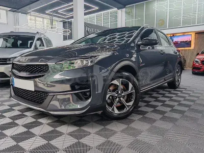 Usado Kia XCeed 120 CV (88 kW) 2022 Gris / plata SUV