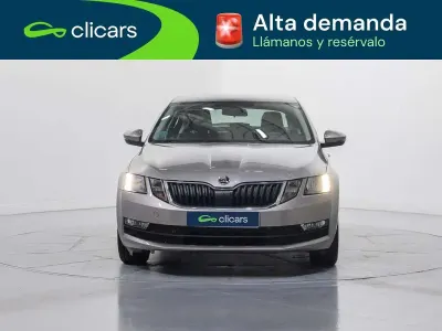 Usado Skoda Octavia Ambition 116 CV (85 kW) 2019 Plateado Utilitario