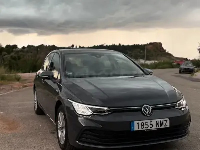 Usado VW Golf VIII Life 115 CV (84 kW) 2024 Gris / plata Berlina
