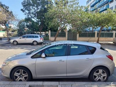 Usado Opel Astra Selective 95 CV (69 kW) 2012 Gris / plata Berlina