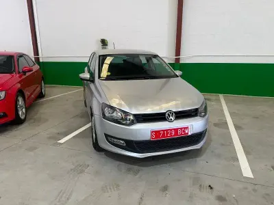 Usado VW Polo Advance 90 CV (66 kW) 2013 Gris / plata Utilitario