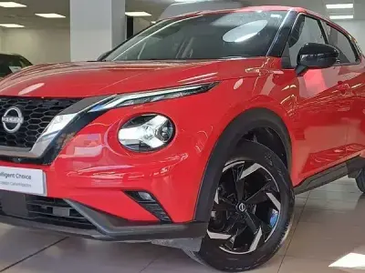 Usado Nissan Juke Acenta 114 CV (83 kW) 2023 Yokohama red (solido) monotono SUV