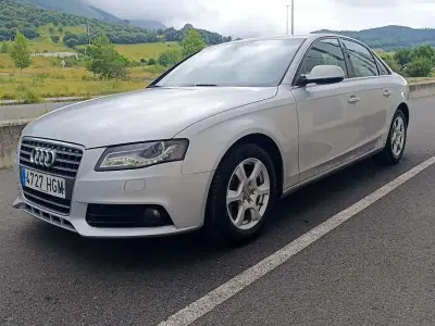 Usado Audi A4 136 CV (100 kW) 2011 Plateado Berlina