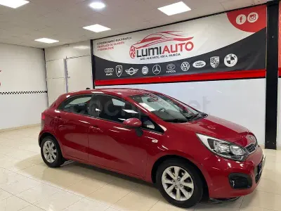 Usado Kia Rio 85 CV (62 kW) 2014 Granate Berlina