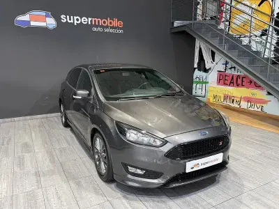 Usado Ford Focus ST-Line 120 CV (88 kW) 2017 Gris / plata Berlina