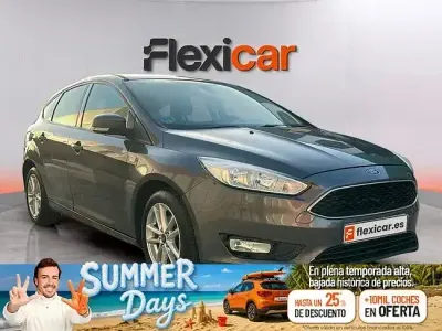 Usado Ford Focus Trend 100 CV (73 kW) 2017 Gris Berlina