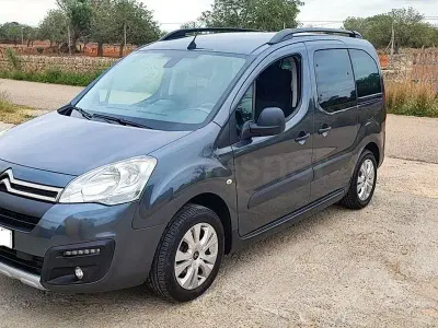 Usado Citroën Berlingo Feel 110 CV (80 kW) 2016 Marrón Monovolumen