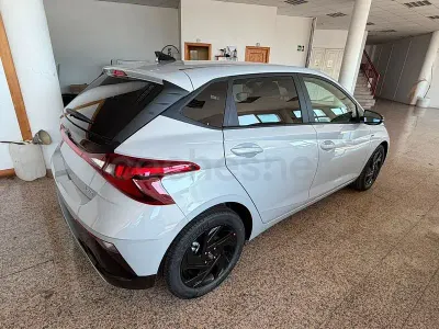 Nuevo Hyundai i20 Blackline 90 CV (66 kW) 2026 Gris / plata Utilitario