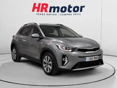 Usado Kia Stonic 100 CV (73 kW) 2024 Gris / plata SUV