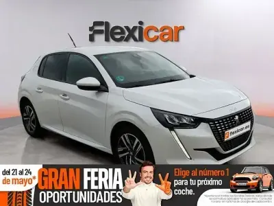 Usado Peugeot 208 Allure 100 CV (73 kW) 2021 Blanco Utilitario