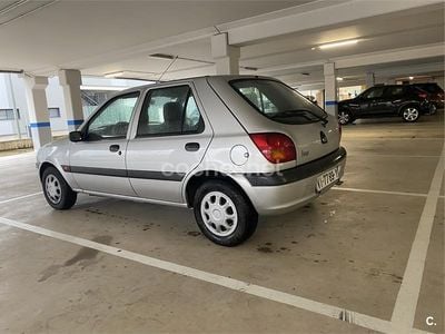 Gris / plata Usado 2000 Ford Fiesta Ambiente Berlina | 2200 €