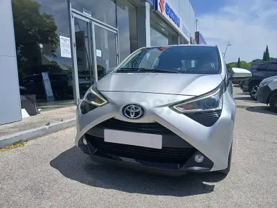Usado Toyota Aygo X-play 72 CV (52 kW) 2021 Gris / plata Utilitario