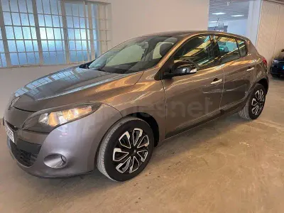 Usado Renault Mégane Authentique 90 CV (66 kW) 2011 Gris / plata Berlina