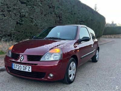 Usado Renault Clio II 60 CV (44 kW) 2005 Granate Berlina