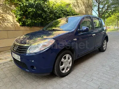 Usado Dacia Sandero Base 75 CV (55 kW) 2009 Azul Berlina